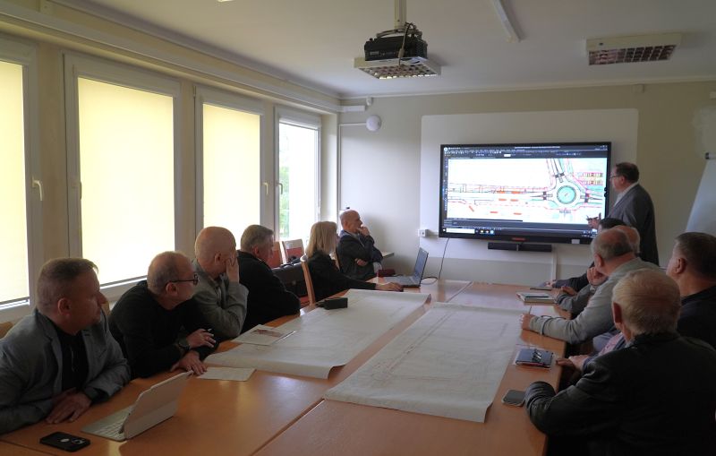 Posiedzenie Komisji Budżetu, Rozwoju Gospodarczego, Infrastruktury i Porządku Publicznego Rady Powiatu Skarżyskiego - omówiono koncepcje przebudowy kluczowej drogi