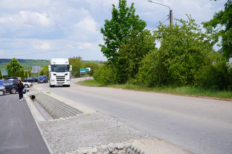 Zakończono budowę ścieżki pieszo-rowerowej przy niebezpiecznej drodze powiatowej - większe bezpieczeństwo i komfort dla mieszkańców gminy Łączna 