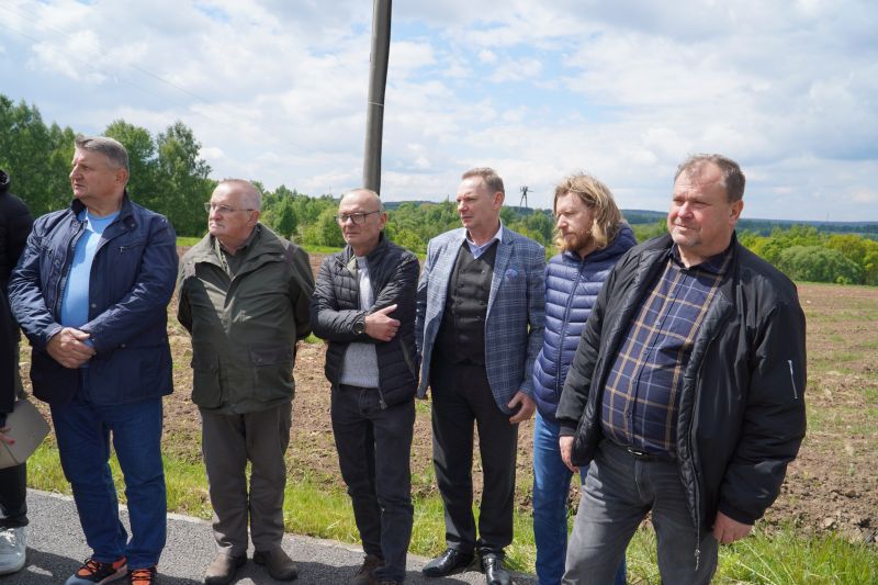 Zakończono budowę ścieżki pieszo-rowerowej przy niebezpiecznej drodze powiatowej - większe bezpieczeństwo i komfort dla mieszkańców gminy Łączna 