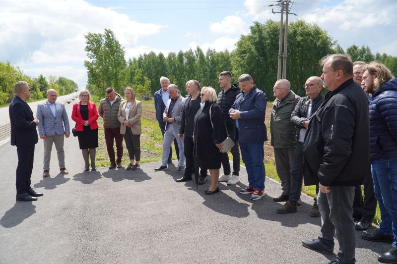 Zakończono budowę ścieżki pieszo-rowerowej przy niebezpiecznej drodze powiatowej - większe bezpieczeństwo i komfort dla mieszkańców gminy Łączna 