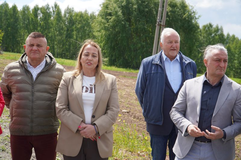 Zakończono budowę ścieżki pieszo-rowerowej przy niebezpiecznej drodze powiatowej - większe bezpieczeństwo i komfort dla mieszkańców gminy Łączna 
