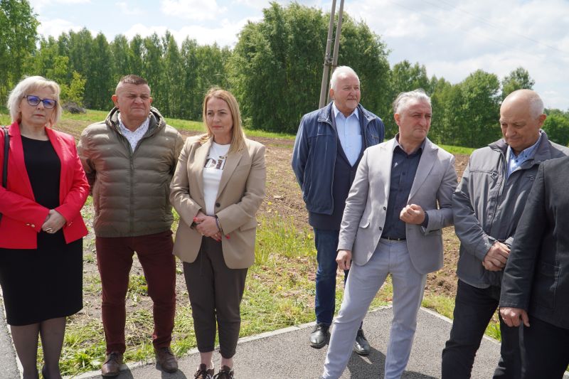 Zakończono budowę ścieżki pieszo-rowerowej przy niebezpiecznej drodze powiatowej - większe bezpieczeństwo i komfort dla mieszkańców gminy Łączna 