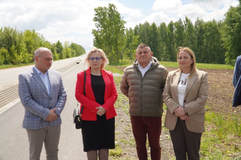 Zakończono budowę ścieżki pieszo-rowerowej przy niebezpiecznej drodze powiatowej - większe bezpieczeństwo i komfort dla mieszkańców gminy Łączna 
