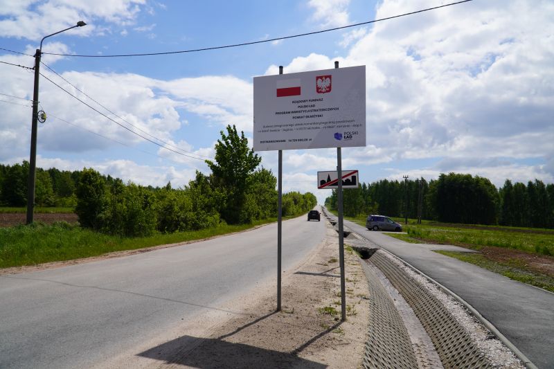 Zakończono budowę ścieżki pieszo-rowerowej przy niebezpiecznej drodze powiatowej - większe bezpieczeństwo i komfort dla mieszkańców gminy Łączna 