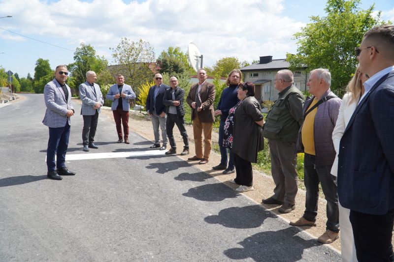 Droga powiatowa Brzeście – Zagórze w gminie Bliżyn przeszła kompleksową rozbudowę. Nowoczesna infrastruktura z ciągiem pieszo-rowerowym już służy mieszkańcom    
