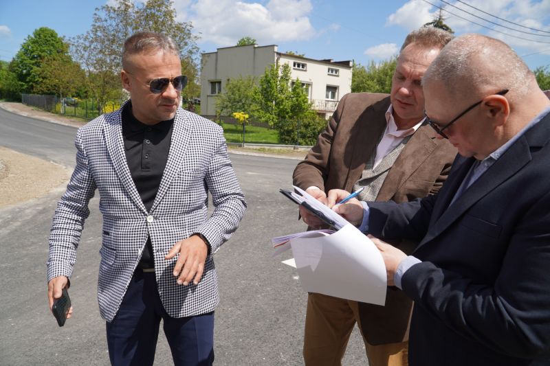 Droga powiatowa Brzeście – Zagórze w gminie Bliżyn przeszła kompleksową rozbudowę. Nowoczesna infrastruktura z ciągiem pieszo-rowerowym już służy mieszkańcom    