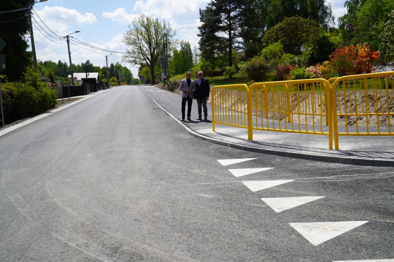 Droga powiatowa Brzeście – Zagórze w gminie Bliżyn przeszła kompleksową rozbudowę. Nowoczesna infrastruktura z ciągiem pieszo-rowerowym już służy mieszkańcom    