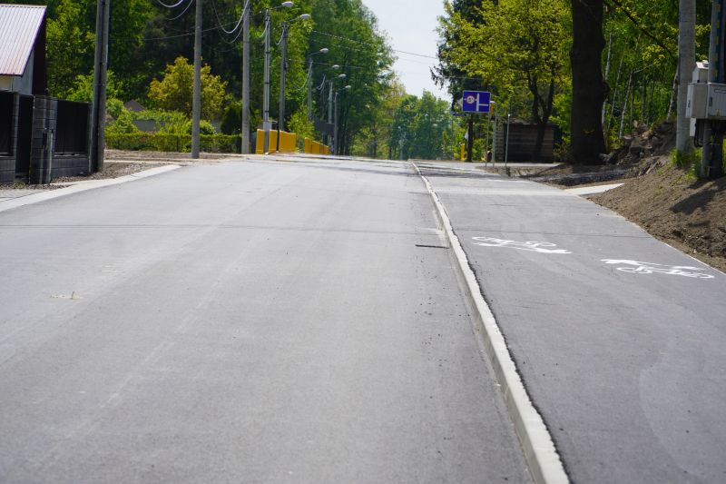 Droga powiatowa Brzeście – Zagórze w gminie Bliżyn przeszła kompleksową rozbudowę. Nowoczesna infrastruktura z ciągiem pieszo-rowerowym już służy mieszkańcom    