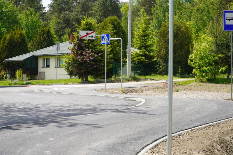 Droga powiatowa Brzeście – Zagórze w gminie Bliżyn przeszła kompleksową rozbudowę. Nowoczesna infrastruktura z ciągiem pieszo-rowerowym już służy mieszkańcom    