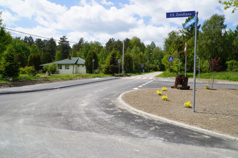 Droga powiatowa Brzeście – Zagórze w gminie Bliżyn przeszła kompleksową rozbudowę. Nowoczesna infrastruktura z ciągiem pieszo-rowerowym już służy mieszkańcom    