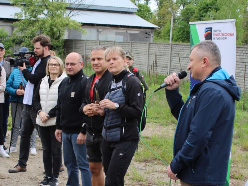 Zarząd Powiatu Skarżyskiego oraz burmistrz MiG Suchedniów witający uczestników marszobiegu. 