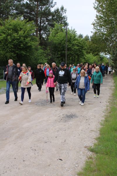 Uczestnicy Marszobiegu Powiatowego na trasie marszu. 