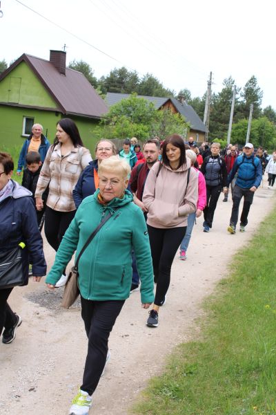 Uczestnicy Marszobiegu Powiatowego na trasie marszu. 
