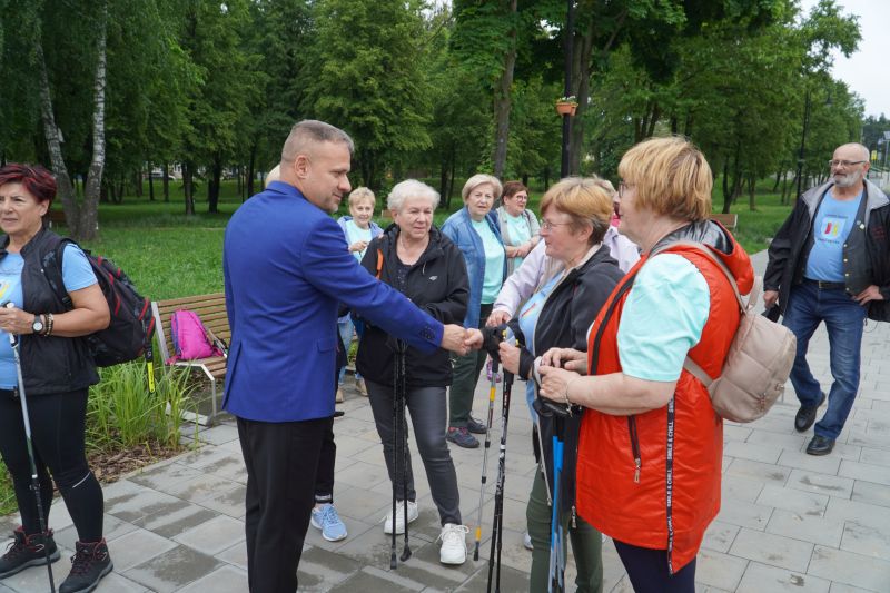 Spacer pokoleniowy nordik walking wokół zalewu w Suchedniowie 