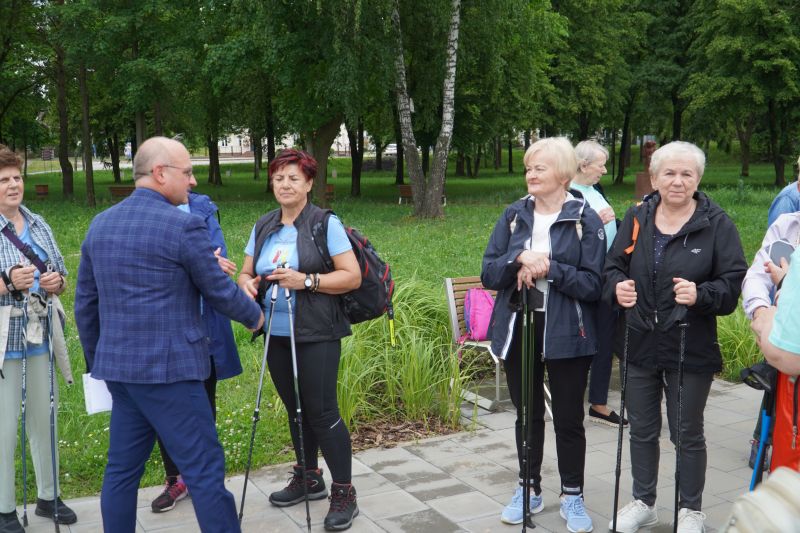 Spacer pokoleniowy nordik walking wokół zalewu w Suchedniowie 