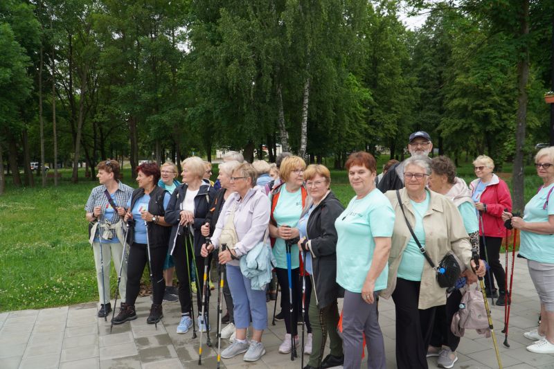 Spacer pokoleniowy nordik walking wokół zalewu w Suchedniowie 