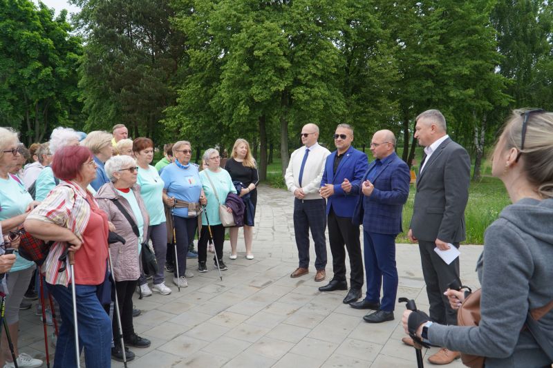Spacer pokoleniowy nordik walking wokół zalewu w Suchedniowie 