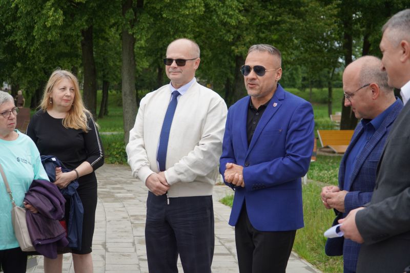 Spacer pokoleniowy nordik walking wokół zalewu w Suchedniowie 