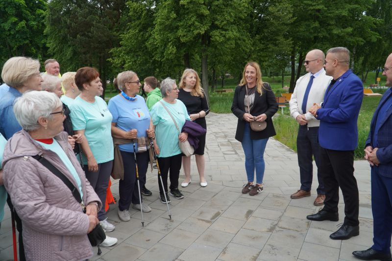 Spacer pokoleniowy nordik walking wokół zalewu w Suchedniowie 