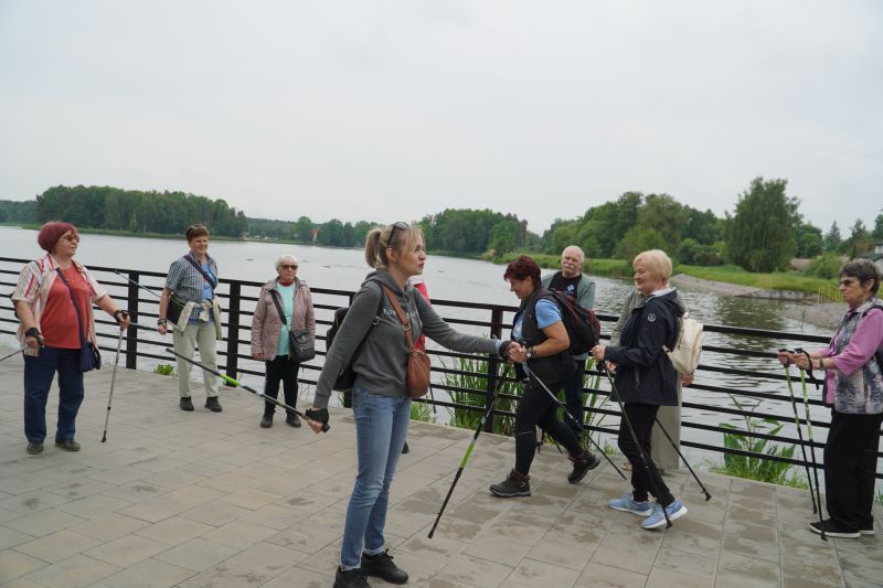 Spacer pokoleniowy nordik walking wokół zalewu w Suchedniowie 