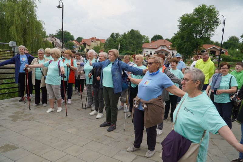 Spacer pokoleniowy nordik walking wokół zalewu w Suchedniowie 