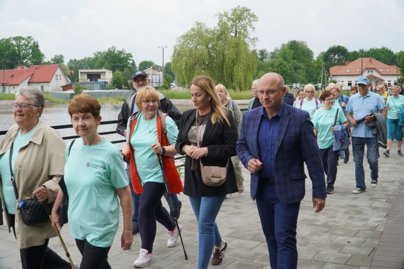 Spacer pokoleniowy nordik walking wokół zalewu w Suchedniowie 