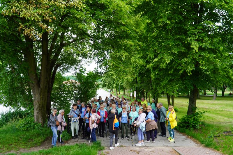 Spacer pokoleniowy nordik walking wokół zalewu w Suchedniowie 