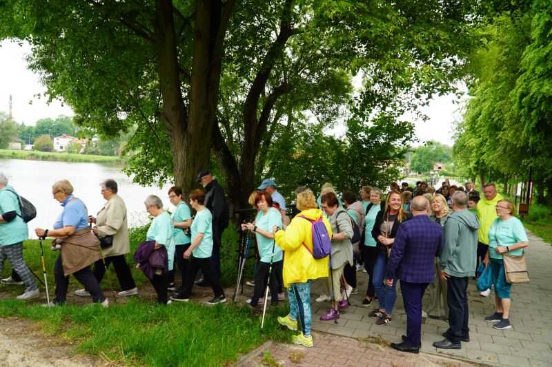 Spacer pokoleniowy nordik walking wokół zalewu w Suchedniowie 