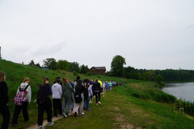 Spacer pokoleniowy nordik walking wokół zalewu w Suchedniowie 