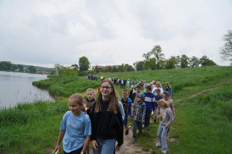 Spacer pokoleniowy nordik walking wokół zalewu w Suchedniowie 