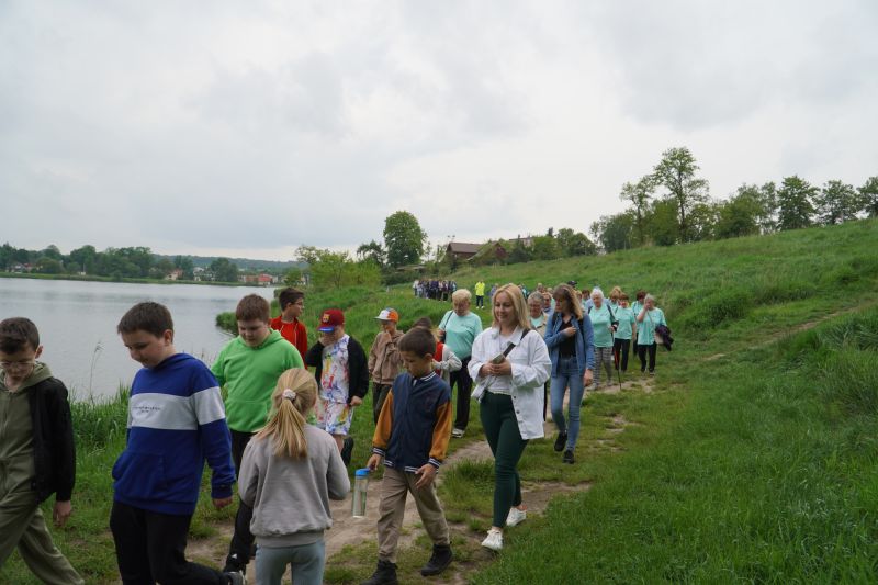 Spacer pokoleniowy nordik walking wokół zalewu w Suchedniowie 