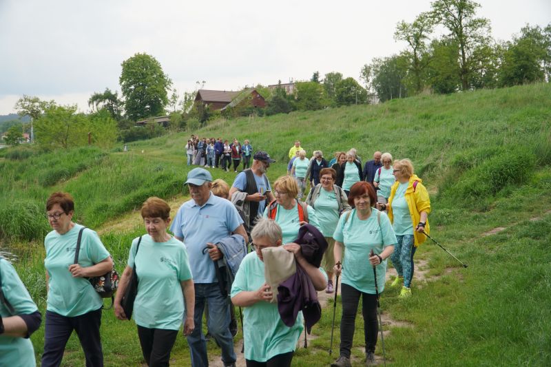 Spacer pokoleniowy nordik walking wokół zalewu w Suchedniowie 