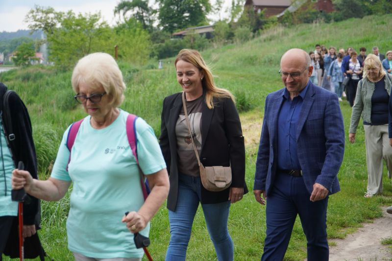 Spacer pokoleniowy nordik walking wokół zalewu w Suchedniowie 