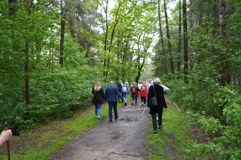 Spacer pokoleniowy nordik walking wokół zalewu w Suchedniowie 