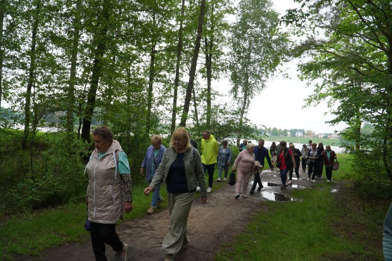 Spacer pokoleniowy nordik walking wokół zalewu w Suchedniowie 