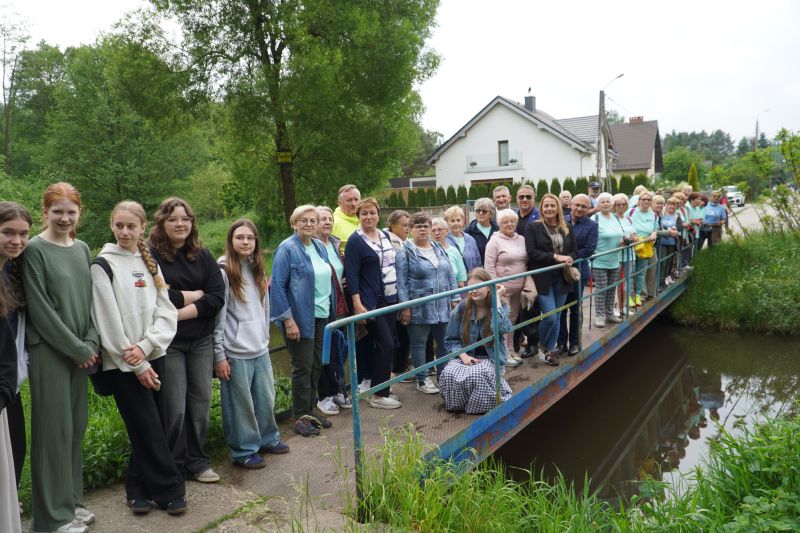 Spacer pokoleniowy nordik walking wokół zalewu w Suchedniowie 
