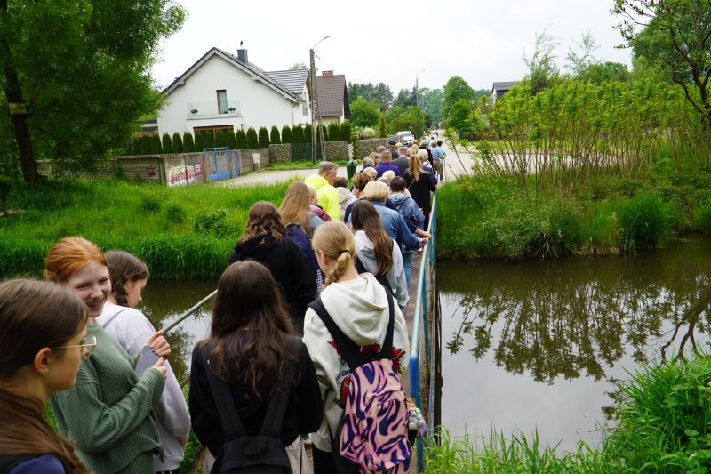 Spacer pokoleniowy nordik walking wokół zalewu w Suchedniowie 
