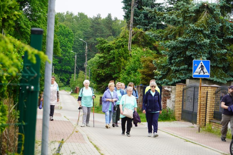 Spacer pokoleniowy nordik walking wokół zalewu w Suchedniowie 