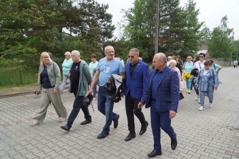 Spacer pokoleniowy nordik walking wokół zalewu w Suchedniowie 