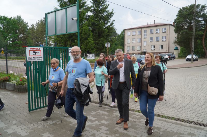Spacer pokoleniowy nordik walking wokół zalewu w Suchedniowie 