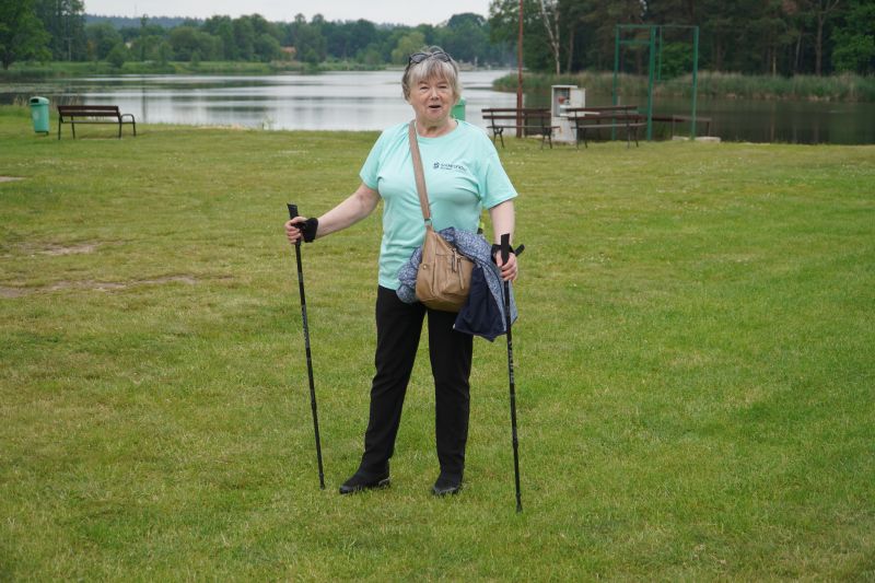Spacer pokoleniowy nordik walking wokół zalewu w Suchedniowie 