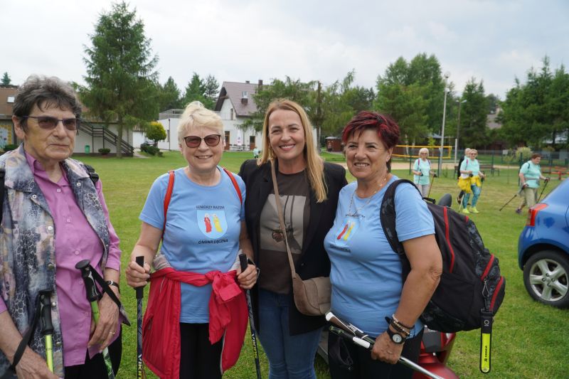 Spacer pokoleniowy nordik walking wokół zalewu w Suchedniowie 
