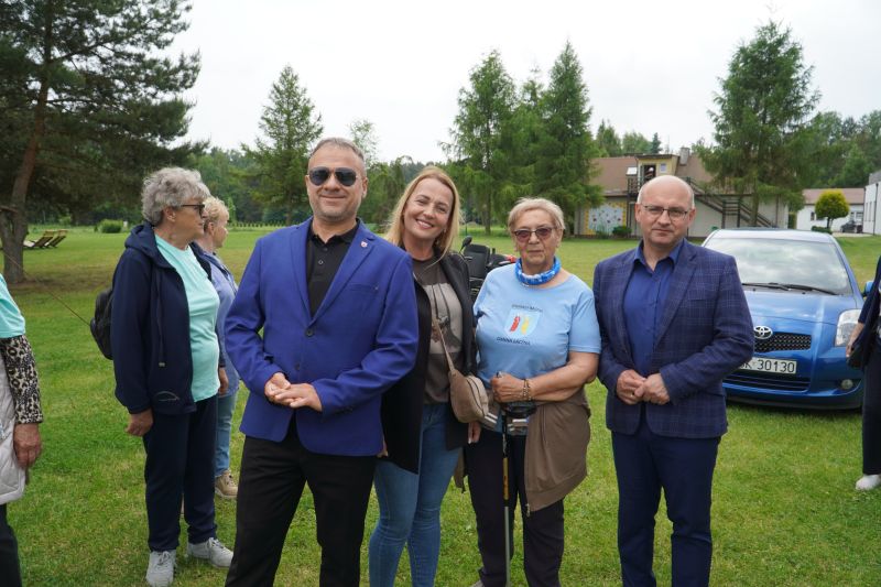 Spacer pokoleniowy nordik walking wokół zalewu w Suchedniowie 