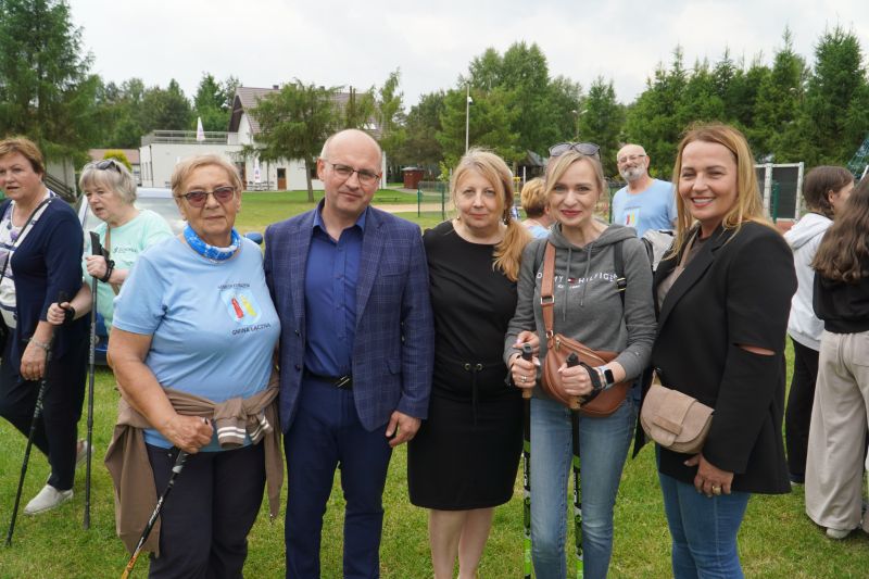 Spacer pokoleniowy nordik walking wokół zalewu w Suchedniowie 