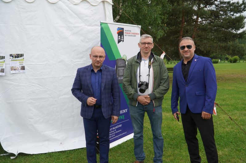 Spacer pokoleniowy nordik walking wokół zalewu w Suchedniowie 