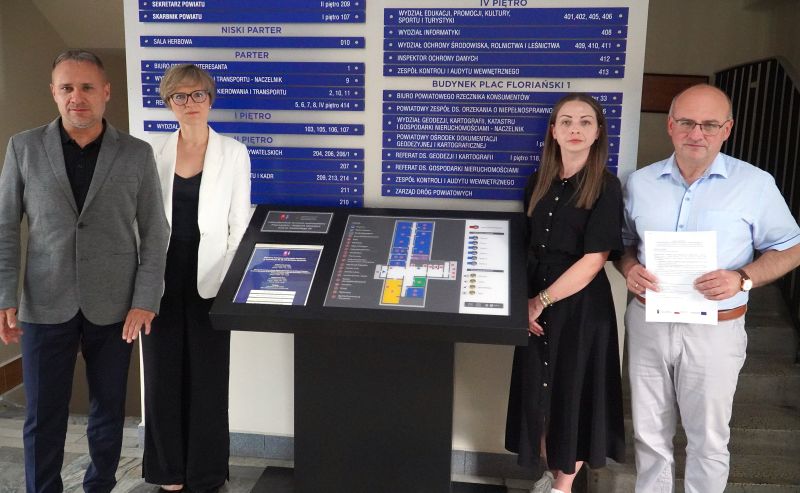 starosta Artur Berus, członek zarządu Cezary Błach, sekretarz Małgorzata Nosowicz i  Patrycja Bassa, inspektor w zespole ds. polityki społecznej i senioralnej przy terminalu tyflograficznym
