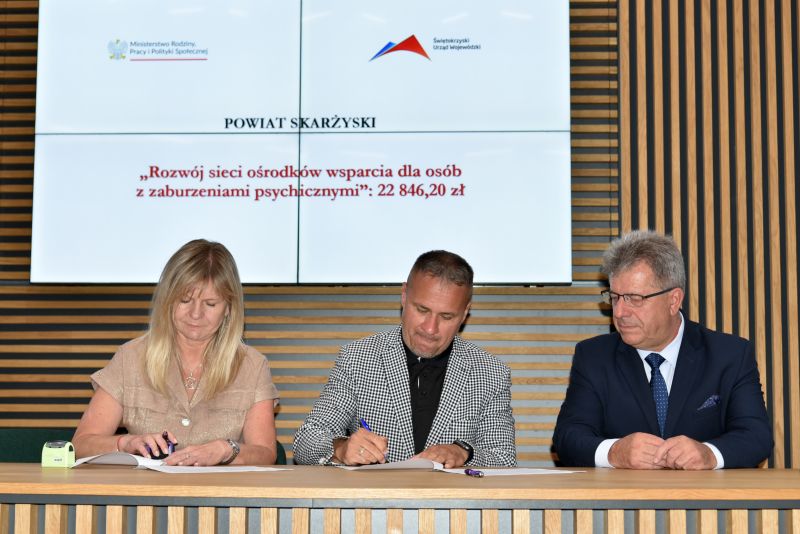 Wojewoda Świętokrzyski, Józef Bryk oraz członkowie  Zarządu Powiatu Skarżyskiego: Starosta – Artur Berus oraz Wicestarosta –Katarzyna Bilska