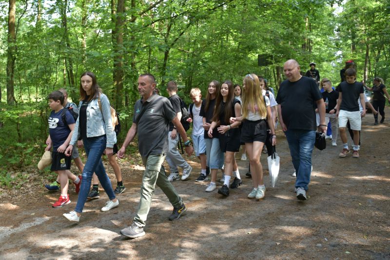 przemarsz uczestników do pomnika poświęconego powstańcom