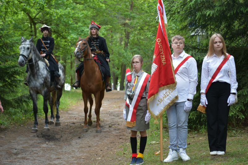 uczniowie ze sztandarem