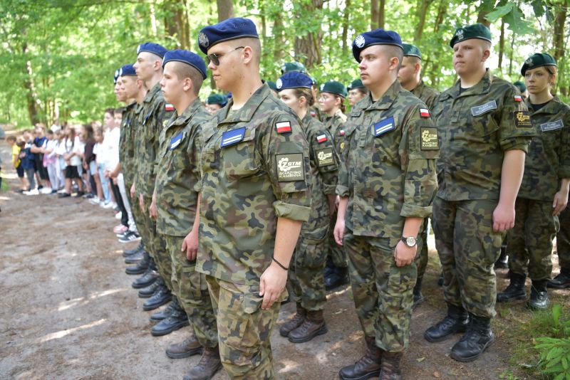 uczniowie z klas mundurowych Skarżyskiego  Zespołu Szkół Transportowo - Mechatronicznych